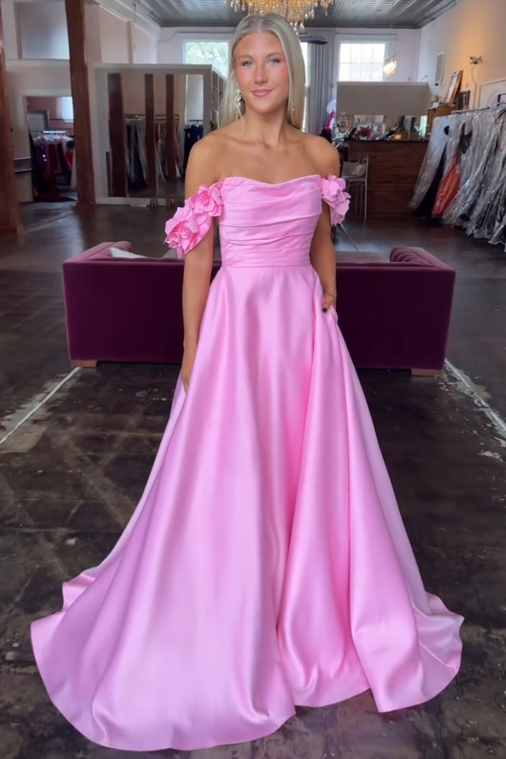 Vestido largo de fiesta de satén corte A con hombros descubiertos y flores 3D