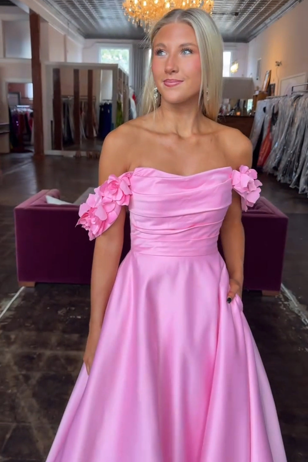 Vestido largo de fiesta de satén corte A con hombros descubiertos y flores 3D