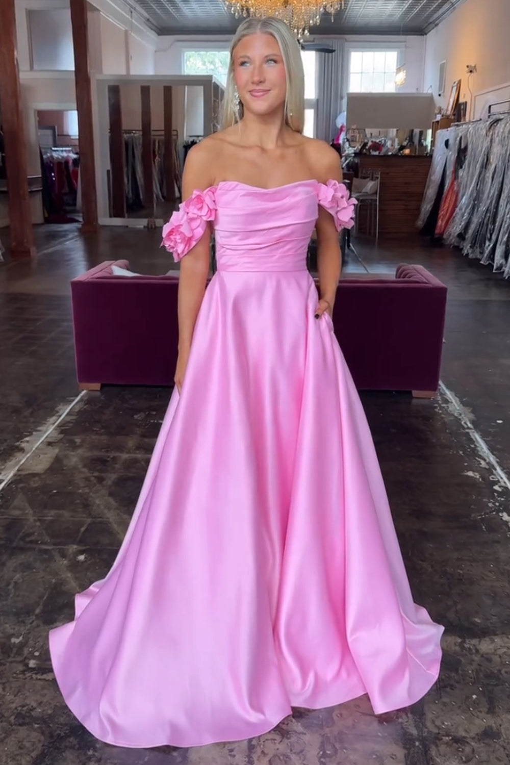 Vestido largo de fiesta de satén corte A con hombros descubiertos y flores 3D