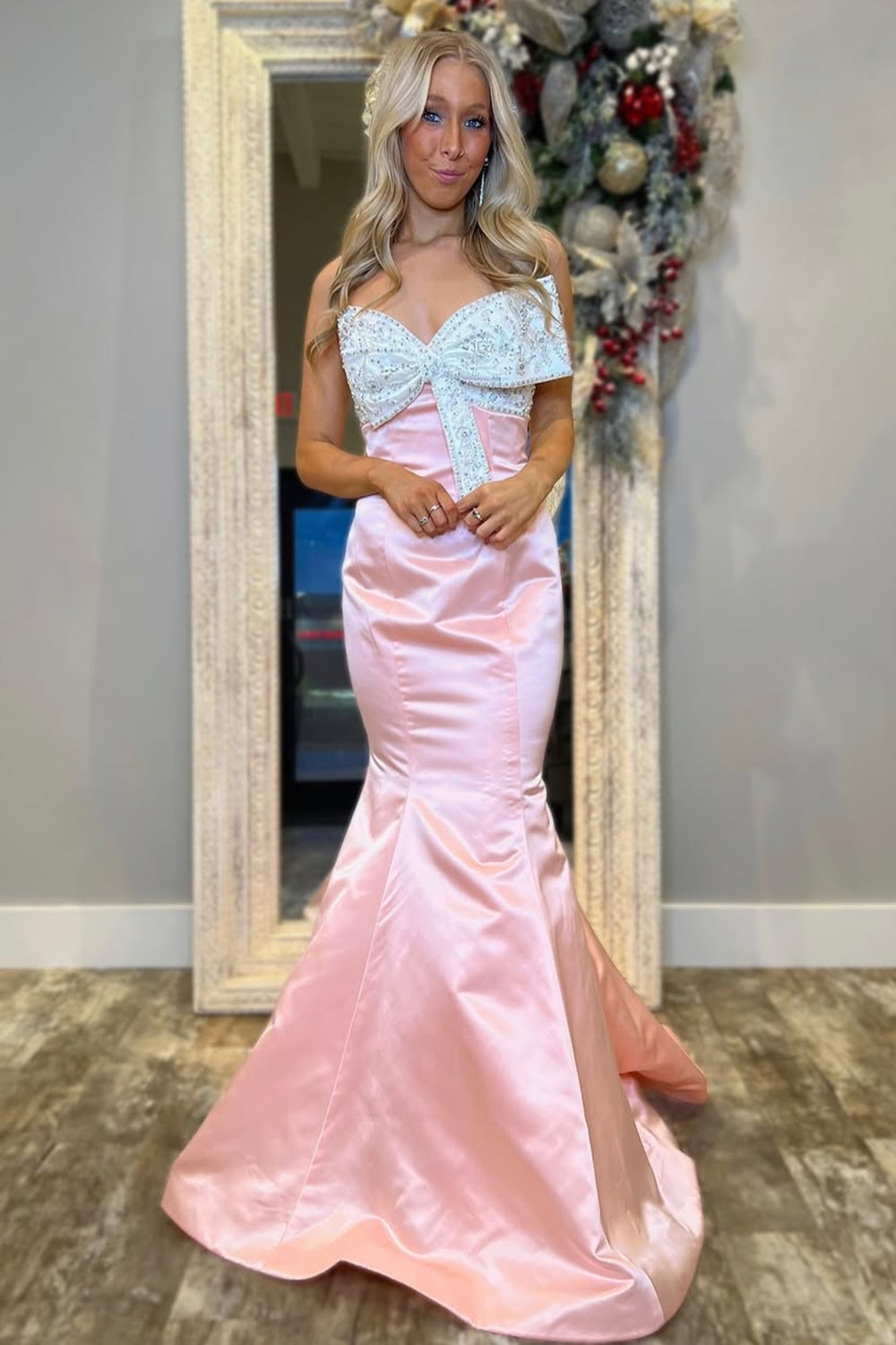 Robe de bal longue sirène en satin rose poudré avec décolleté cœur et nœud
