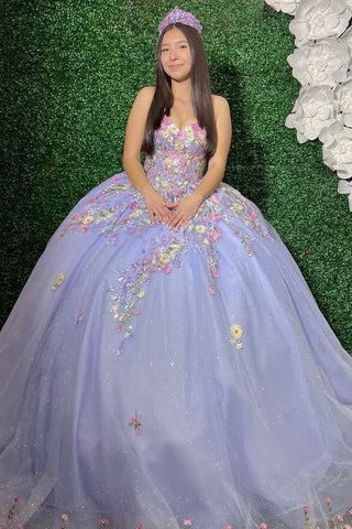 Vestido de quinceañera de corte princesa con escote corazón y apliques de tul.