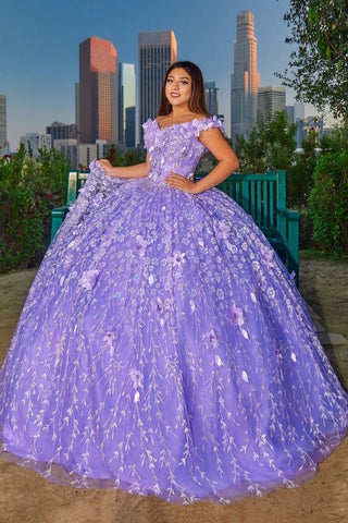 Vestido de quinceañera morado con hombros descubiertos, apliques y lentejuelas.