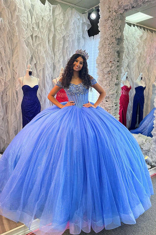 Vestido de quinceañera de tul azul brillante con hombros descubiertos y pedrería