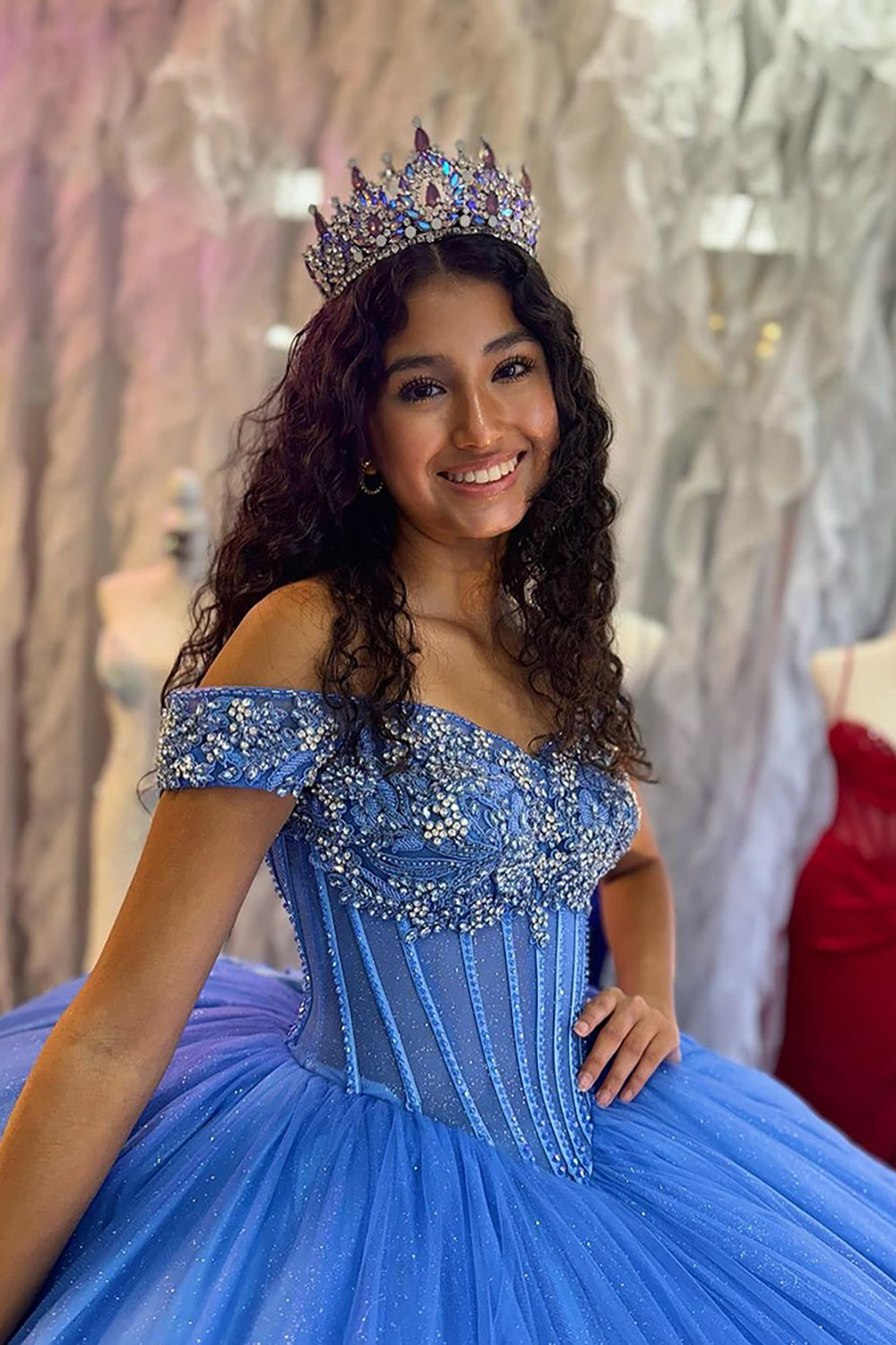 Vestido de quinceañera de tul azul brillante con hombros descubiertos y pedrería