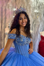 Vestido de quinceañera de tul azul brillante con hombros descubiertos y pedrería