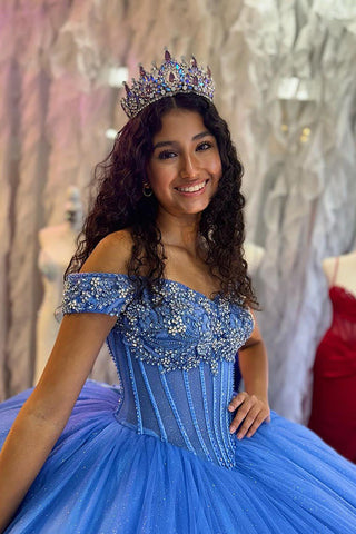 Vestido de quinceañera de tul azul brillante con hombros descubiertos y pedrería