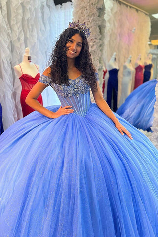 Vestido de quinceañera de tul azul brillante con hombros descubiertos y pedrería