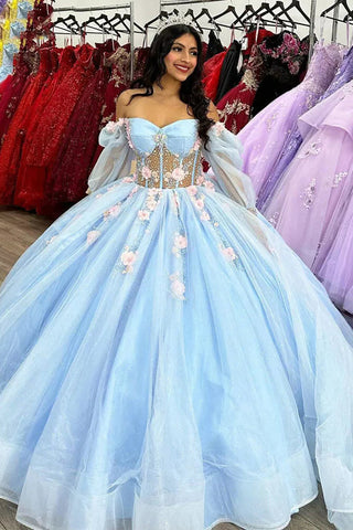 Vestido de quinceañera estilo princesa, con hombros descubiertos, mangas largas y apliques