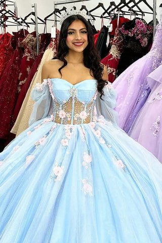 Vestido de quinceañera estilo princesa, con hombros descubiertos, mangas largas y apliques