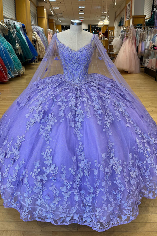 Vestido de quinceañera de tul con capa, tirantes finos y estilo baile, con apliques.