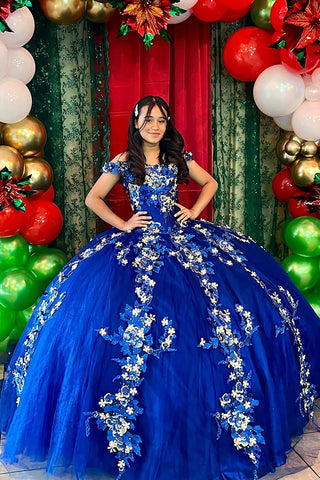 Vestido de quinceañera princesa con apliques de tul y hombros descubiertos con cola