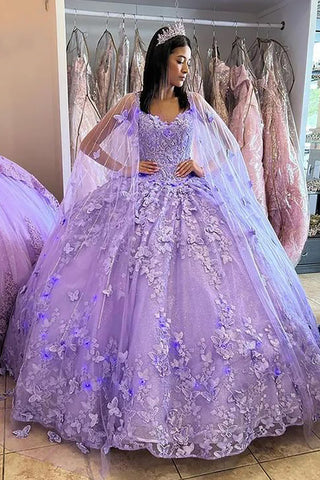 Vestido de quinceañera de tul con capa, tirantes finos y estilo baile, con apliques.