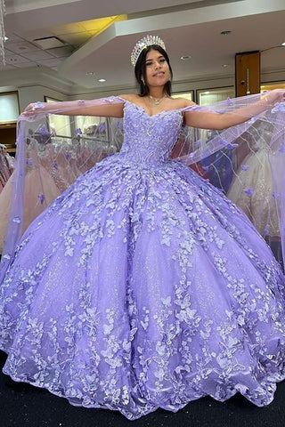 Vestido de quinceañera de tul con capa, tirantes finos y estilo baile, con apliques.