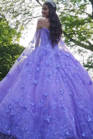 Vestido de quinceañera de tul con capa, tirantes finos y estilo baile, con apliques.