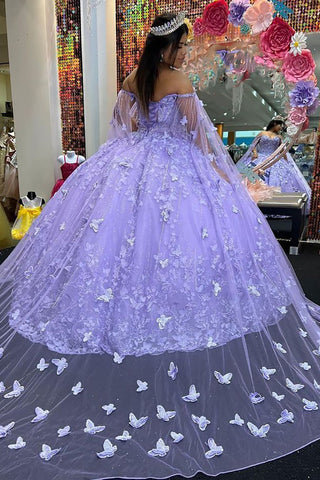 Vestido de quinceañera de tul con capa, tirantes finos y estilo baile, con apliques.