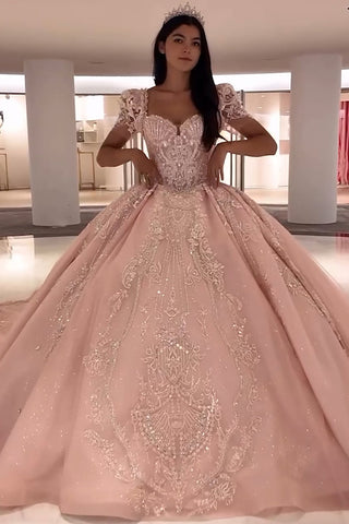 Robe de bal à col carré, manches bouffantes, ornée d'appliqués, avec traîne, idéale pour une quinceañera.
