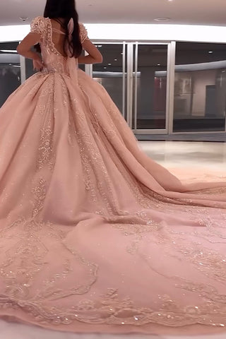 Robe de bal à col carré, manches bouffantes, ornée d'appliqués, avec traîne, idéale pour une quinceañera.