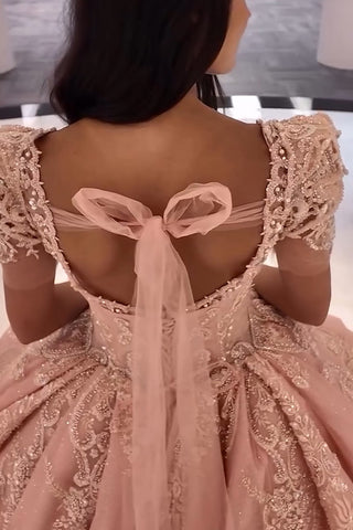 Robe de bal à col carré, manches bouffantes, ornée d'appliqués, avec traîne, idéale pour une quinceañera.