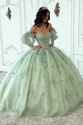 Vestido de quinceañera color verde salvia con escote corazón, mangas largas y apliques.