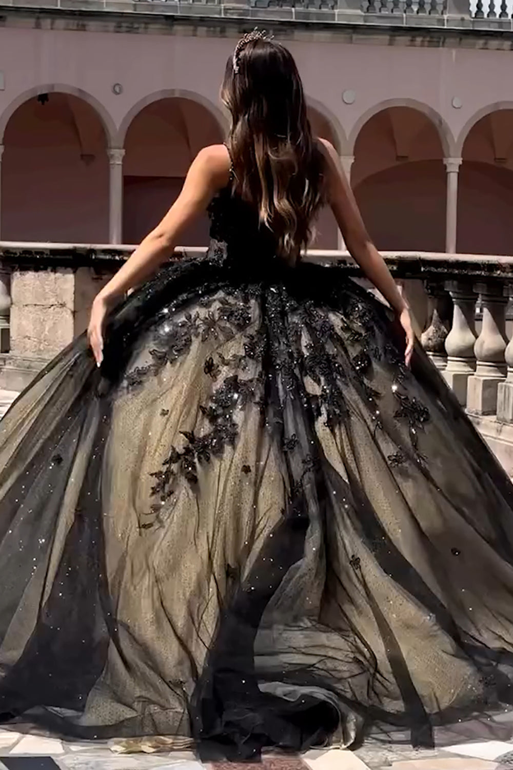Robe de quinceañera en tulle pailleté à fines bretelles et appliques