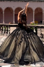Robe de quinceañera en tulle pailleté à fines bretelles et appliques