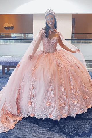 Robe de quinceañera princesse à imprimé en tulle et cape, avec décolleté cœur.