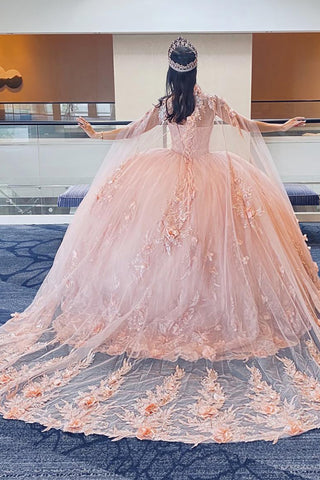 Robe de quinceañera princesse à imprimé en tulle et cape, avec décolleté cœur.