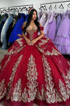 Robe de bal en tulle à épaules dénudées, ornée d'appliqués dorés, idéale pour une quinceañera. Robe de bal épaules dénudées avec appliques dorées.