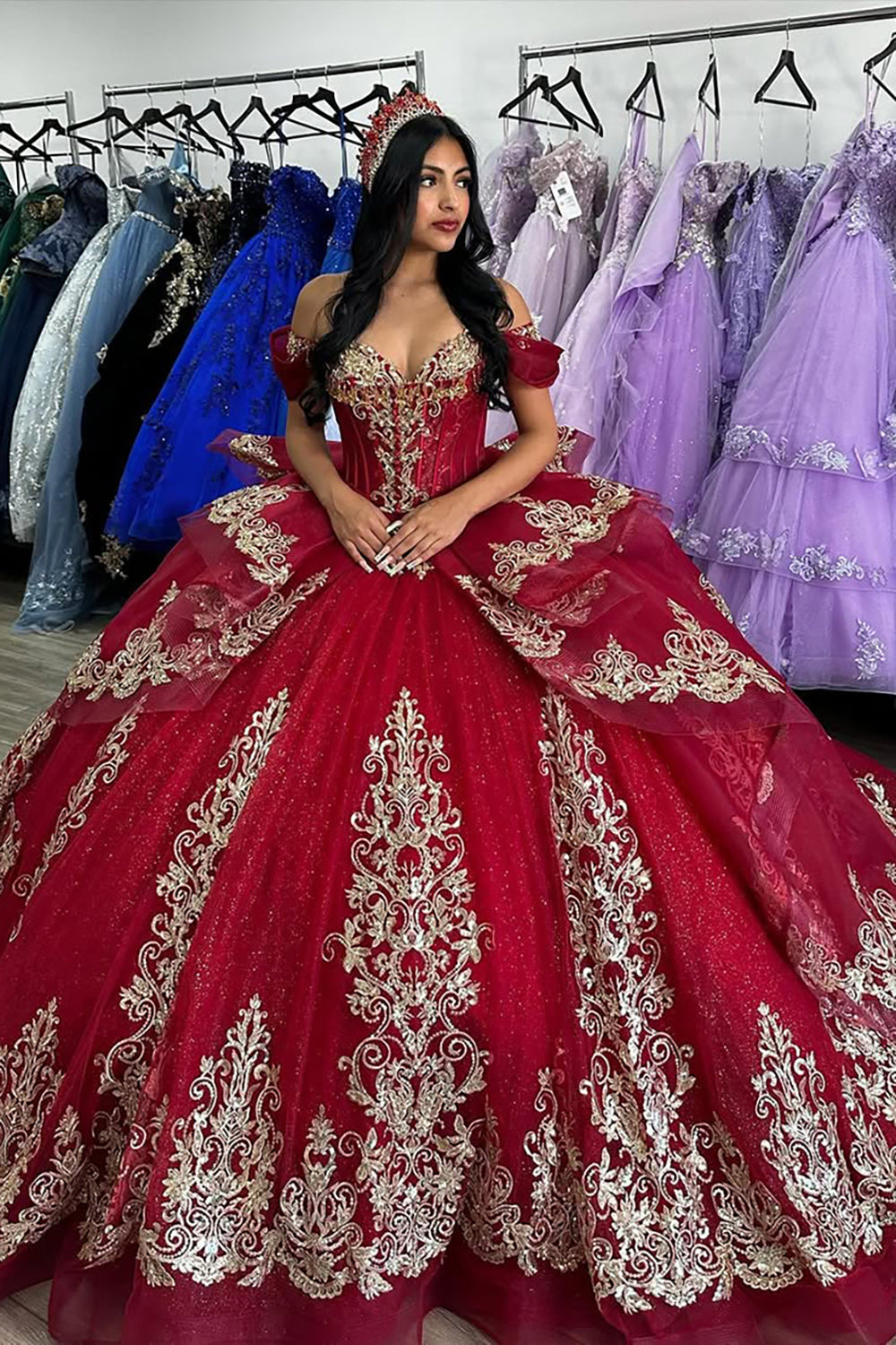 Robe de bal en tulle à épaules dénudées, ornée d'appliqués dorés, idéale pour une quinceañera. Robe de bal épaules dénudées avec appliques dorées.