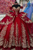 Robe de bal en tulle à épaules dénudées, ornée d'appliqués dorés, idéale pour une quinceañera. Robe de bal épaules dénudées avec appliques dorées.