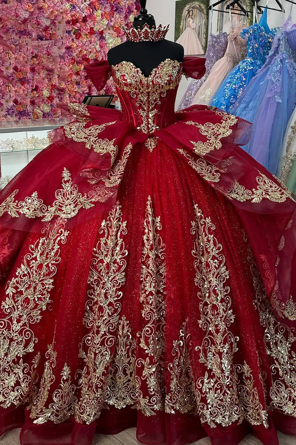 Robe de bal en tulle à épaules dénudées, ornée d'appliqués dorés, idéale pour une quinceañera. Robe de bal épaules dénudées avec appliques dorées.