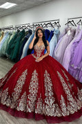 Robe de bal en tulle à épaules dénudées, ornée d'appliqués dorés, idéale pour une quinceañera. Robe de bal épaules dénudées avec appliques dorées.