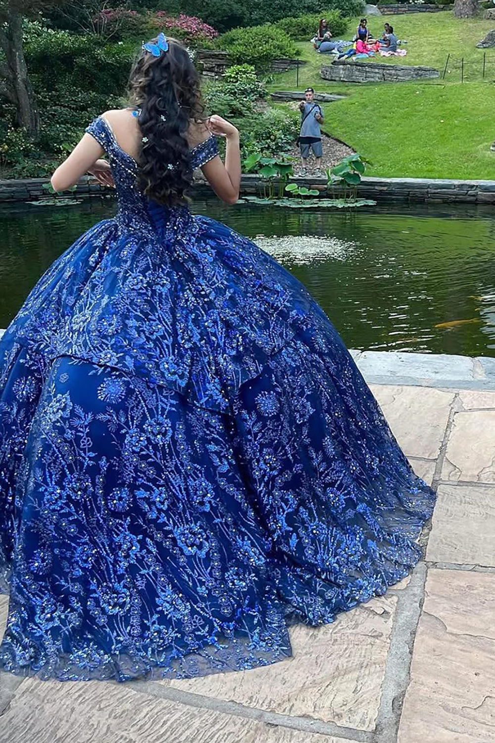 Robe de bal épaules dénudées ornée de sequins et d'appliqués pour quinceañera