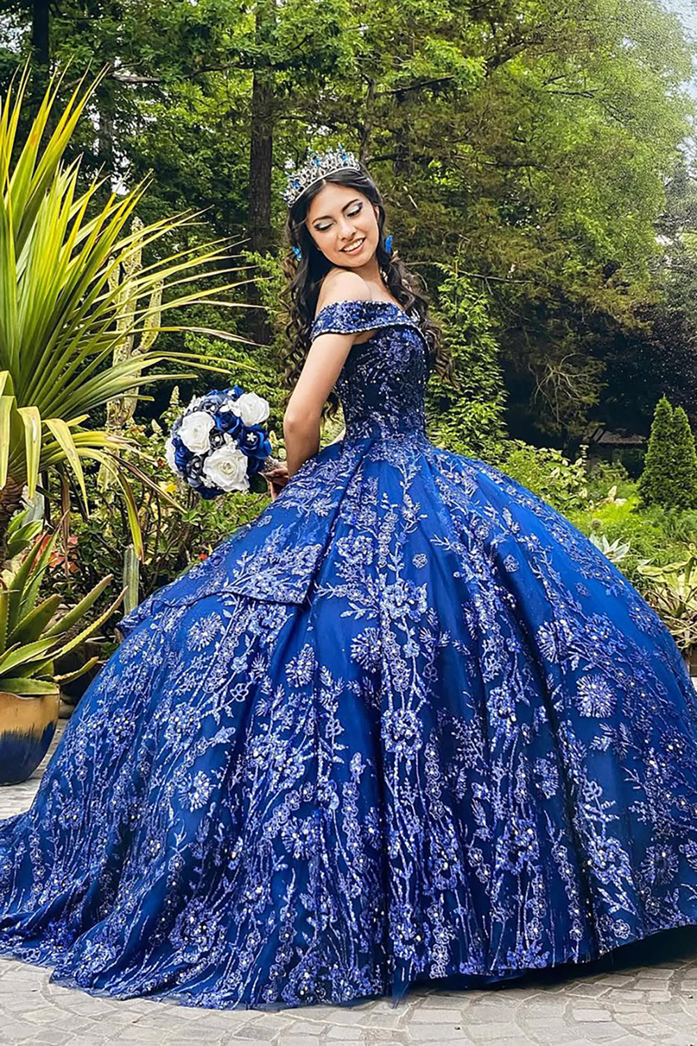 Robe de bal épaules dénudées ornée de sequins et d'appliqués pour quinceañera