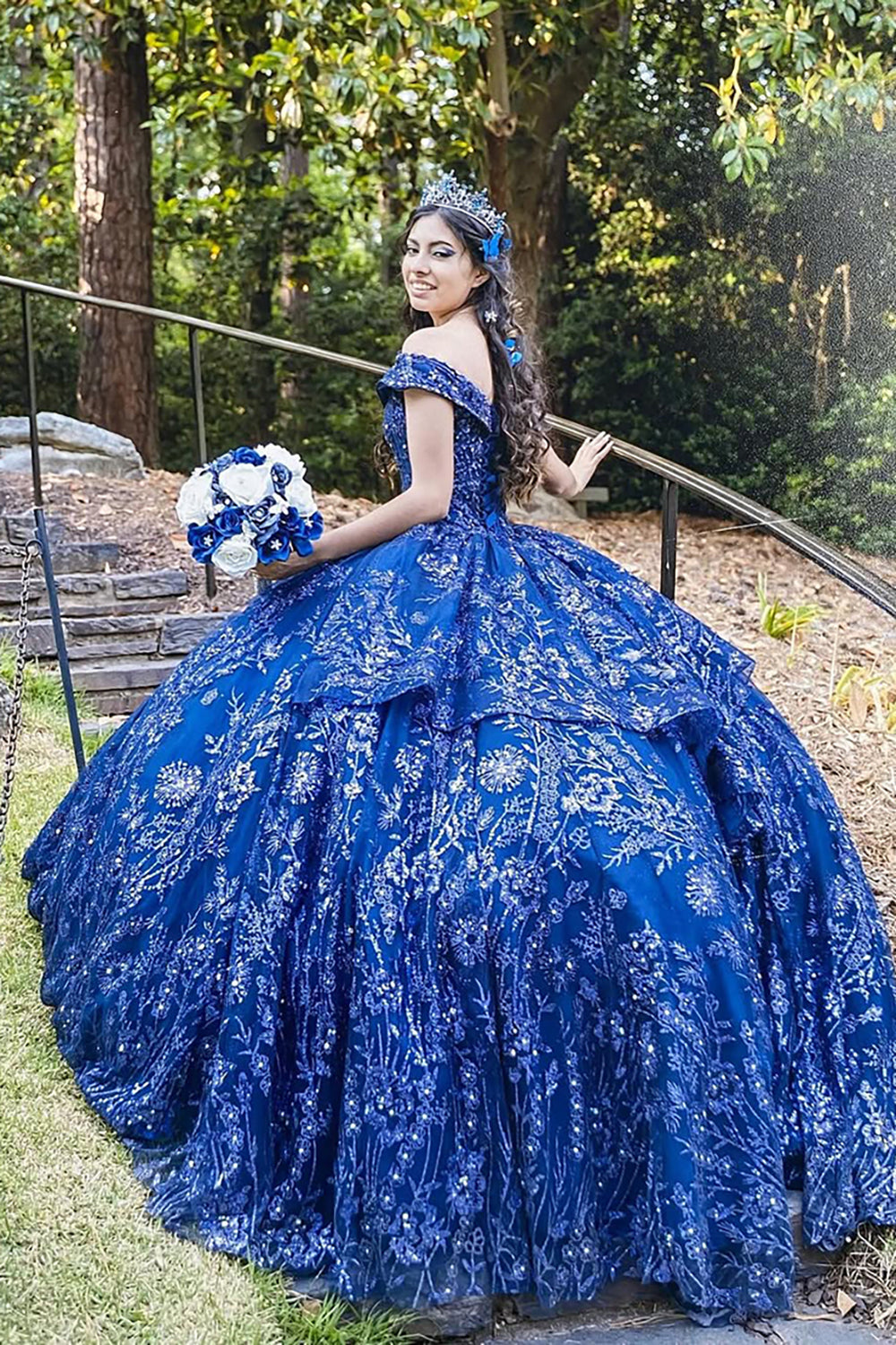 Robe de bal épaules dénudées ornée de sequins et d'appliqués pour quinceañera