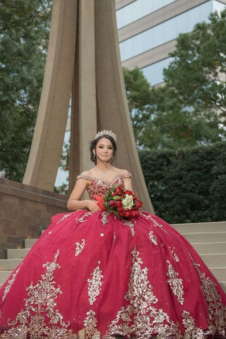 Robe de bal en tulle à épaules dénudées, ornée d'appliqués de sequins, pour une quinceañera.