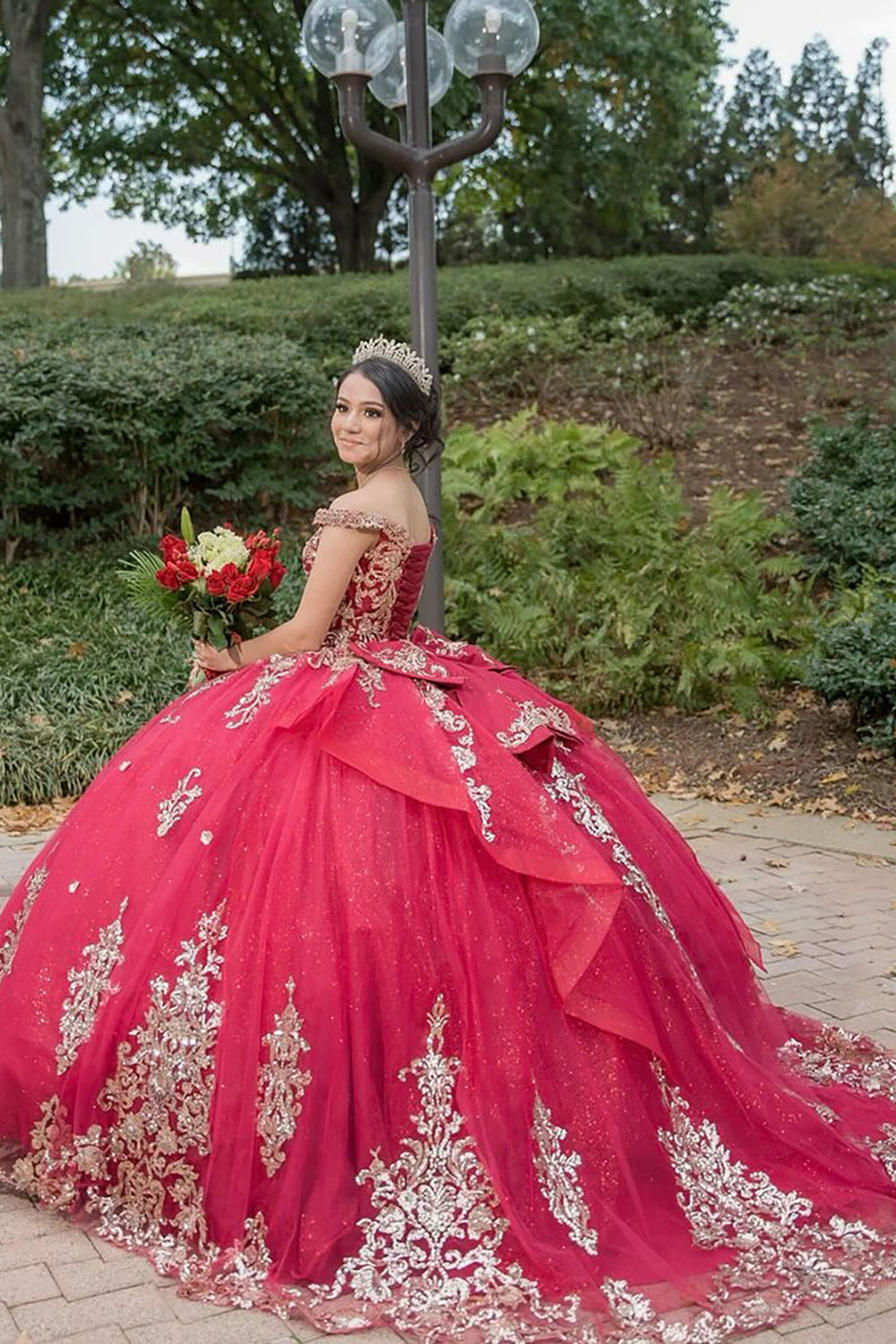 Vestido de quinceañera de tul con hombros descubiertos y apliques de lentejuelas