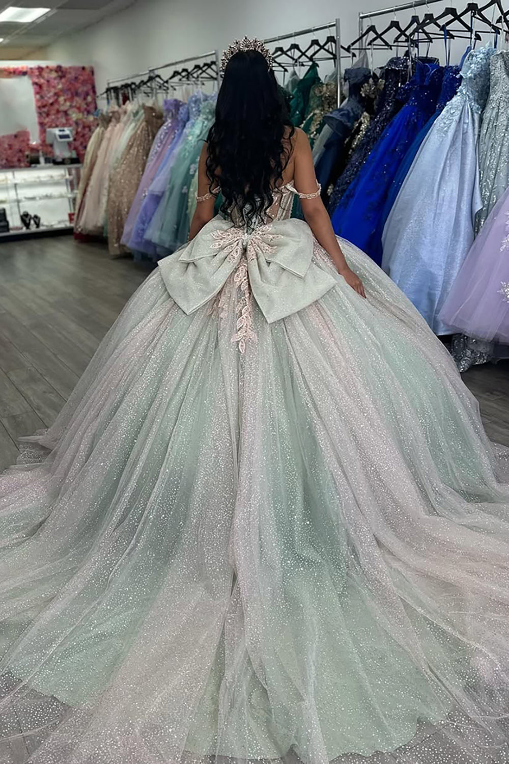 Robe de princesse sauge à épaules dénudées en tulle appliqué avec nœud, ornée d'appliqués et d'épaules dénudées.