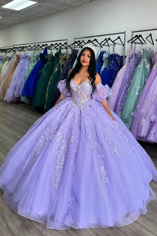 Vestido de quinceañera lila con escote corazón, apliques y mangas abullonadas