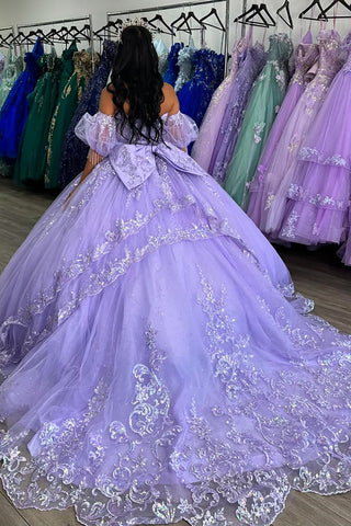 Vestido de quinceañera lila con escote corazón, apliques y mangas abullonadas