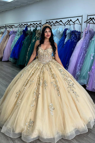 Vestido de quinceañera de tul princesa con tirantes finos dorados y lentejuelas