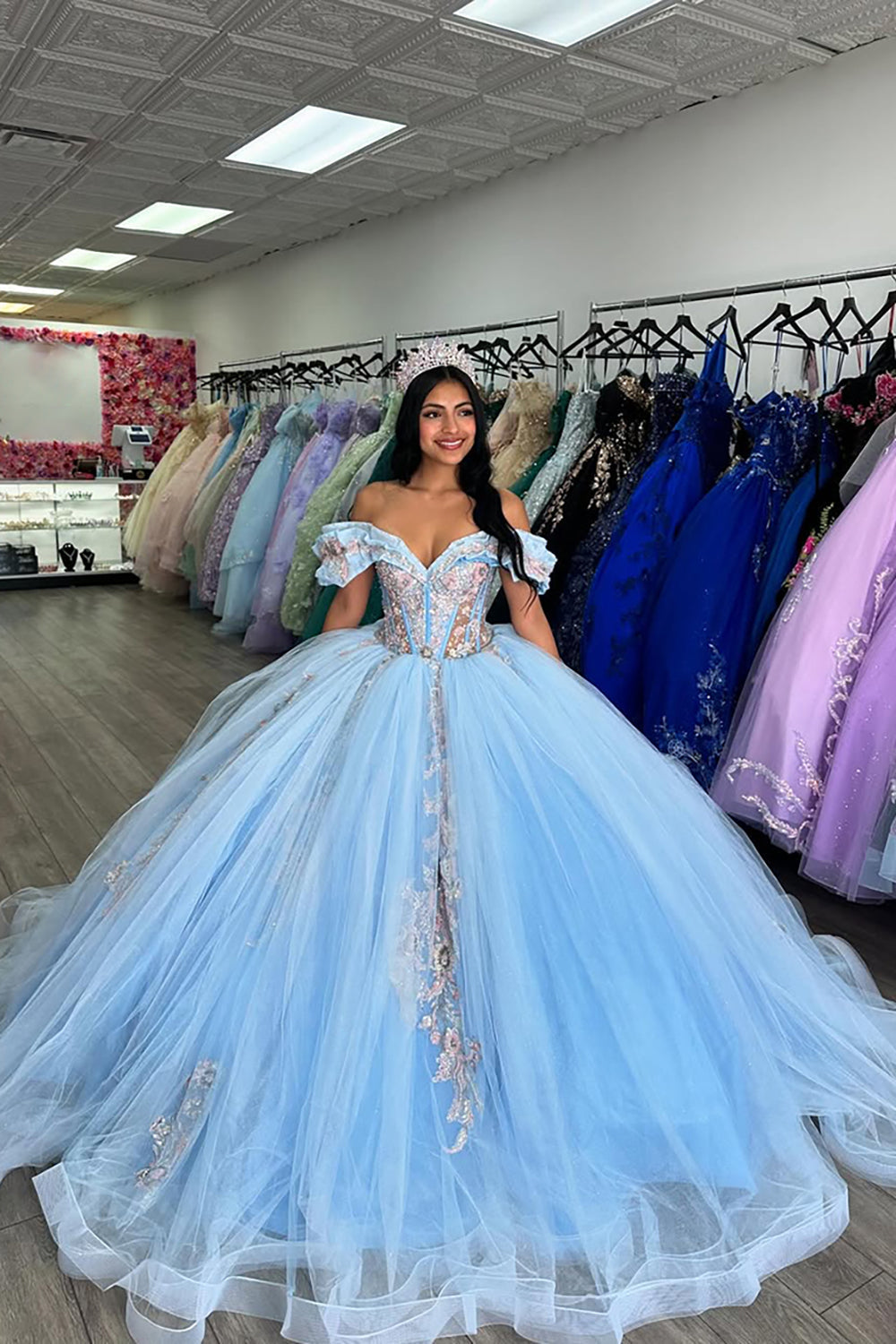 Robe de bal bleue scintillante, épaules dénudées, en tulle avec appliques de sequins, idéale pour une quinceañera
