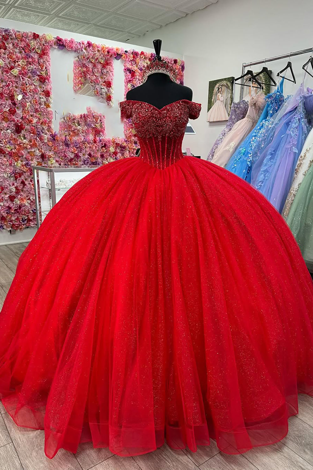 Vestido de quinceañera de tul azul brillante con hombros descubiertos y pedrería
