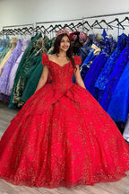 Vestido de quinceañera rojo brillante con hombros descubiertos y apliques