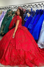 Vestido de quinceañera rojo brillante con hombros descubiertos y apliques