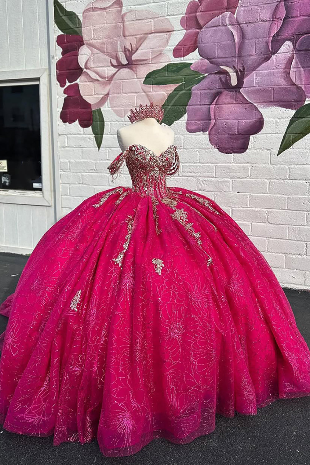 Vestido de quinceañera fucsia con hombros descubiertos, estilo princesa, con apliques y cola