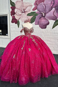 Vestido de quinceañera fucsia con hombros descubiertos, estilo princesa, con apliques y cola