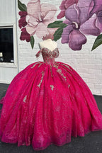 Vestido de quinceañera fucsia con hombros descubiertos, estilo princesa, con apliques y cola