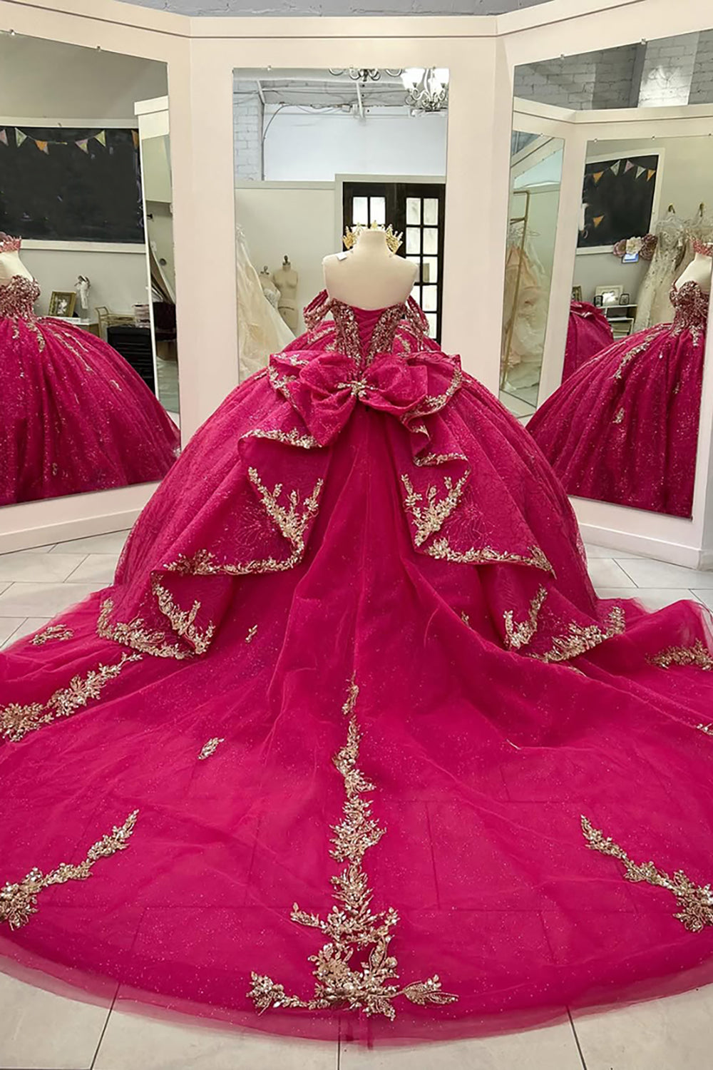 Vestido de quinceañera fucsia con hombros descubiertos, estilo princesa, con apliques y cola