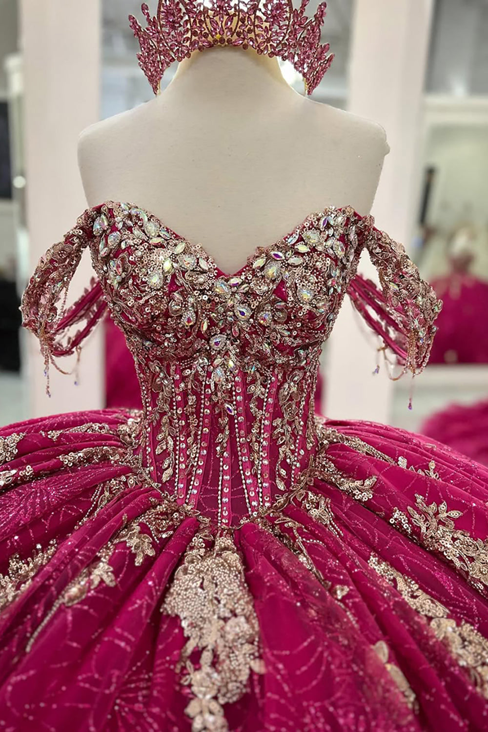 Vestido de quinceañera fucsia con hombros descubiertos, estilo princesa, con apliques y cola